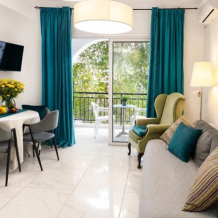 Sea Breeze 2br & Self Check In Апартаменты Пафос