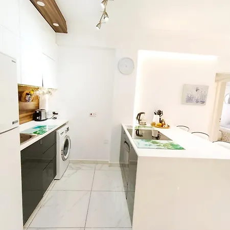 Апартаменты Sea Breeze 2br & Self Check In